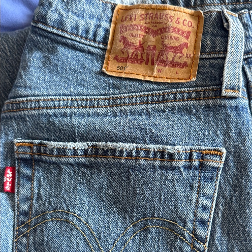 Levi's Classic Blue Jeans with Leather Patch 501 - Picture 3 of 4